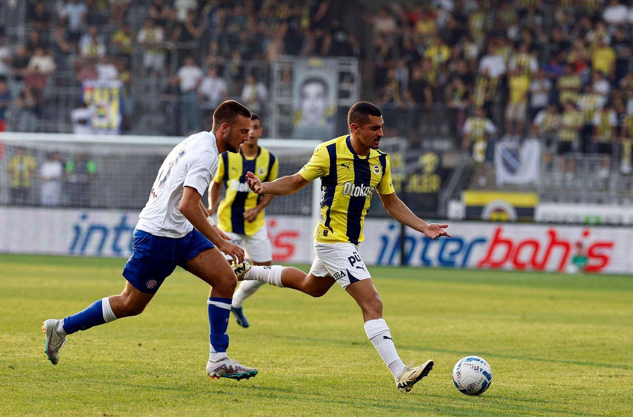 穆里尼奥引发舆论狂潮，25分钟11打10换血零封，裁判两度改变比赛局势